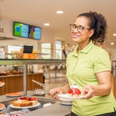 Mitarbeiterin lachend am Arbeiten